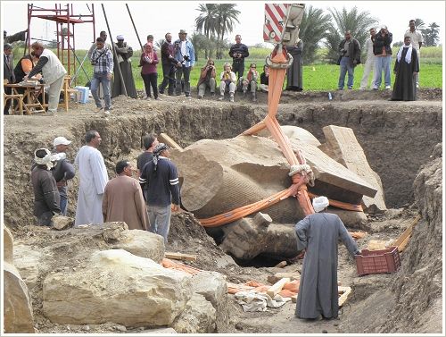Salvage of a huge fragment of an colossus of Amnehotep III, Luxor West Bank
