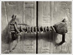 Harry Burton: The unbroken seal at the door to the 2. shrine of KV62